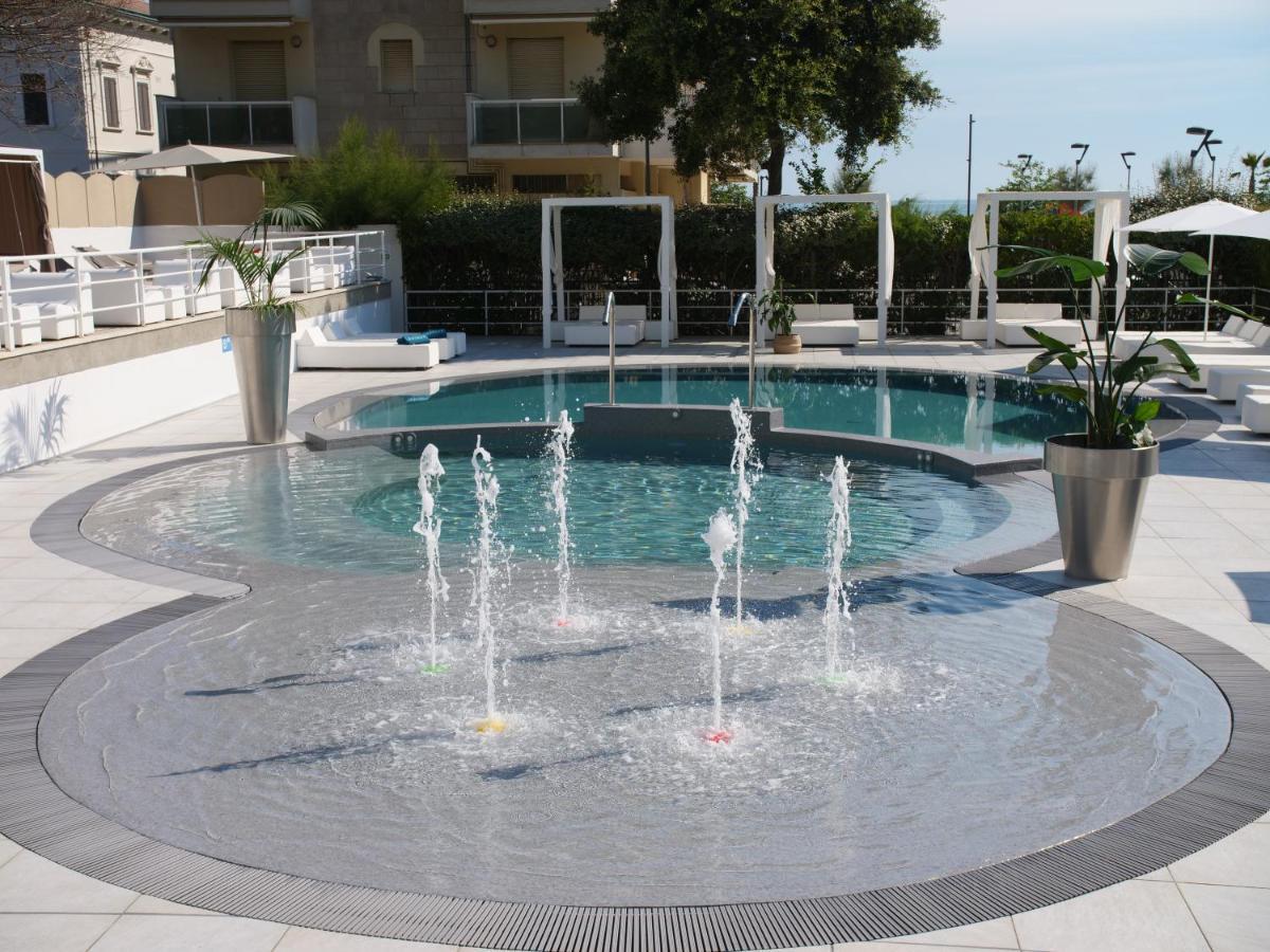 Oxygen Lifestyle Hotel Viserbella di Rimini ภายนอก รูปภาพ